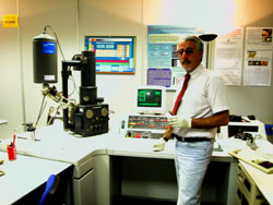 L'autore nel laboratorio durante le analisi degli stub